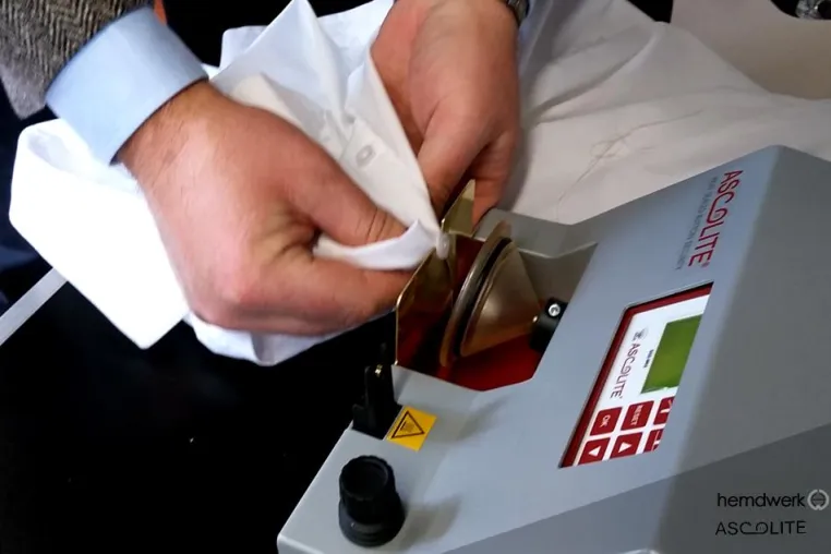 Bild: hemdwerk setzt auf Ascolite Knopf-Thermofixierung