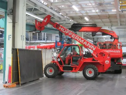 Bild: Robotertausch mit Kran und Schwerlastteam