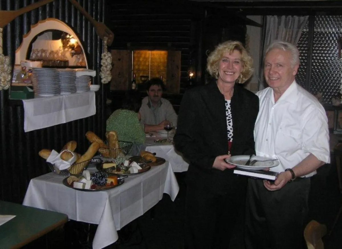 Ehepaar Gibis in Ihrem Speiselokal \