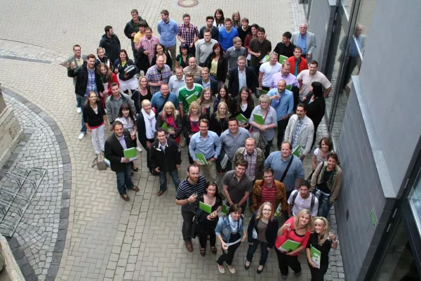 Bild: Über 80 Absolventen kehren an die Alma Mater zurück