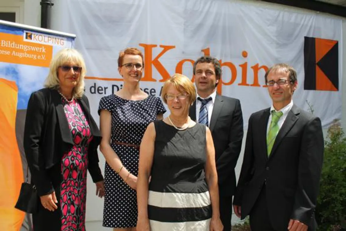 Beate Maier-Graf (gestreiftes Kleid) geht, Ute Müller (hinten, 2. von links) kommt.