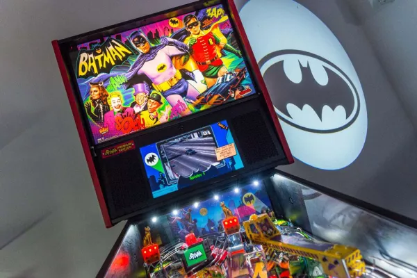 Bild: Batman 66 Premium Edition von Stern Pinball im Flipperfachgeschäft Probe spielen