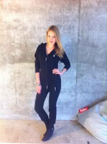 Bild: Svenja Holtmann, Model und Freundin von Schauspieler Til Schweiger steht auf Einteiler