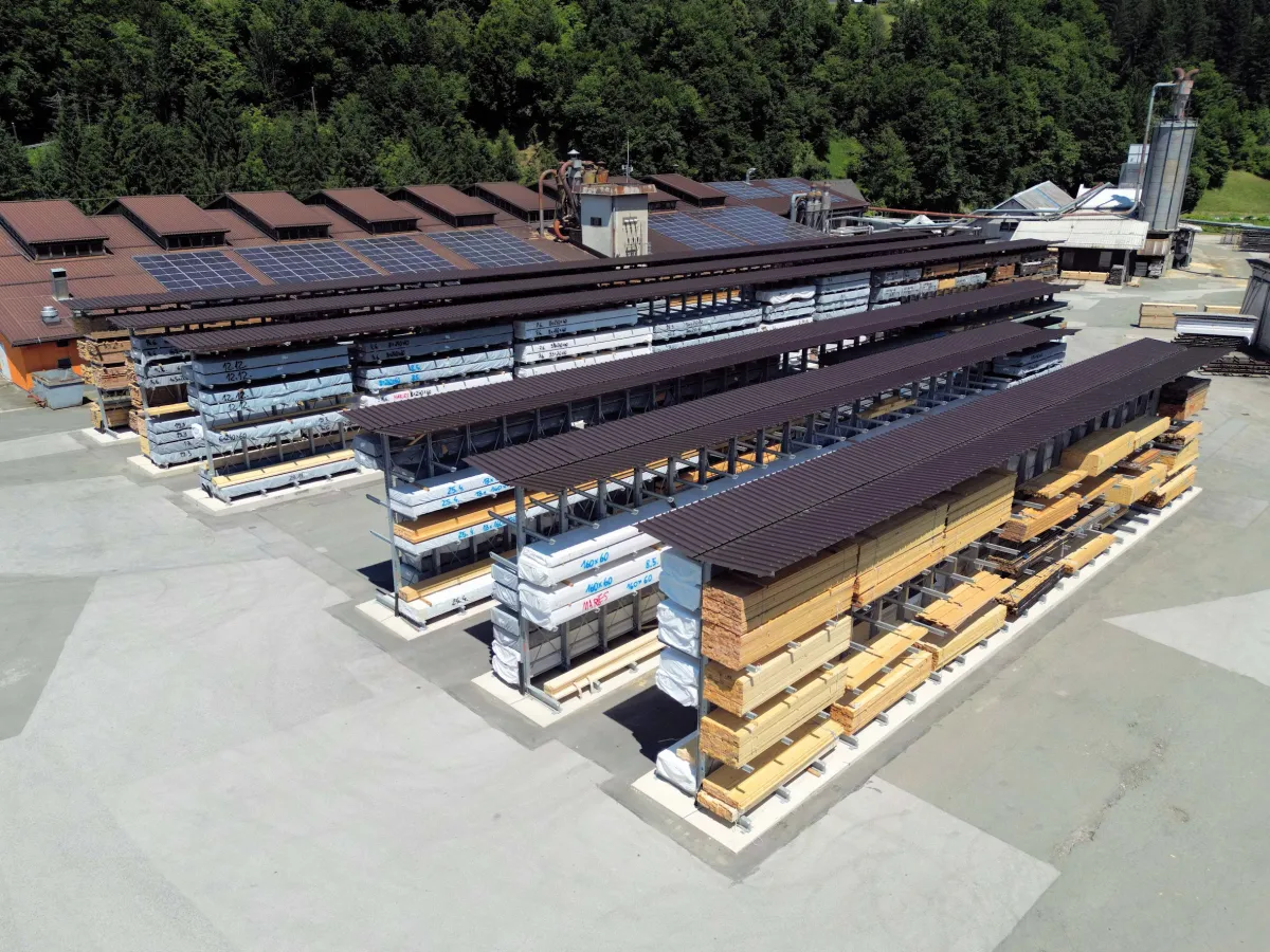 3 % Steigung, viel Schnee, starker Wind: Keine einfachen Standortbedingungen für die Regalanlage bei (© OHRA)