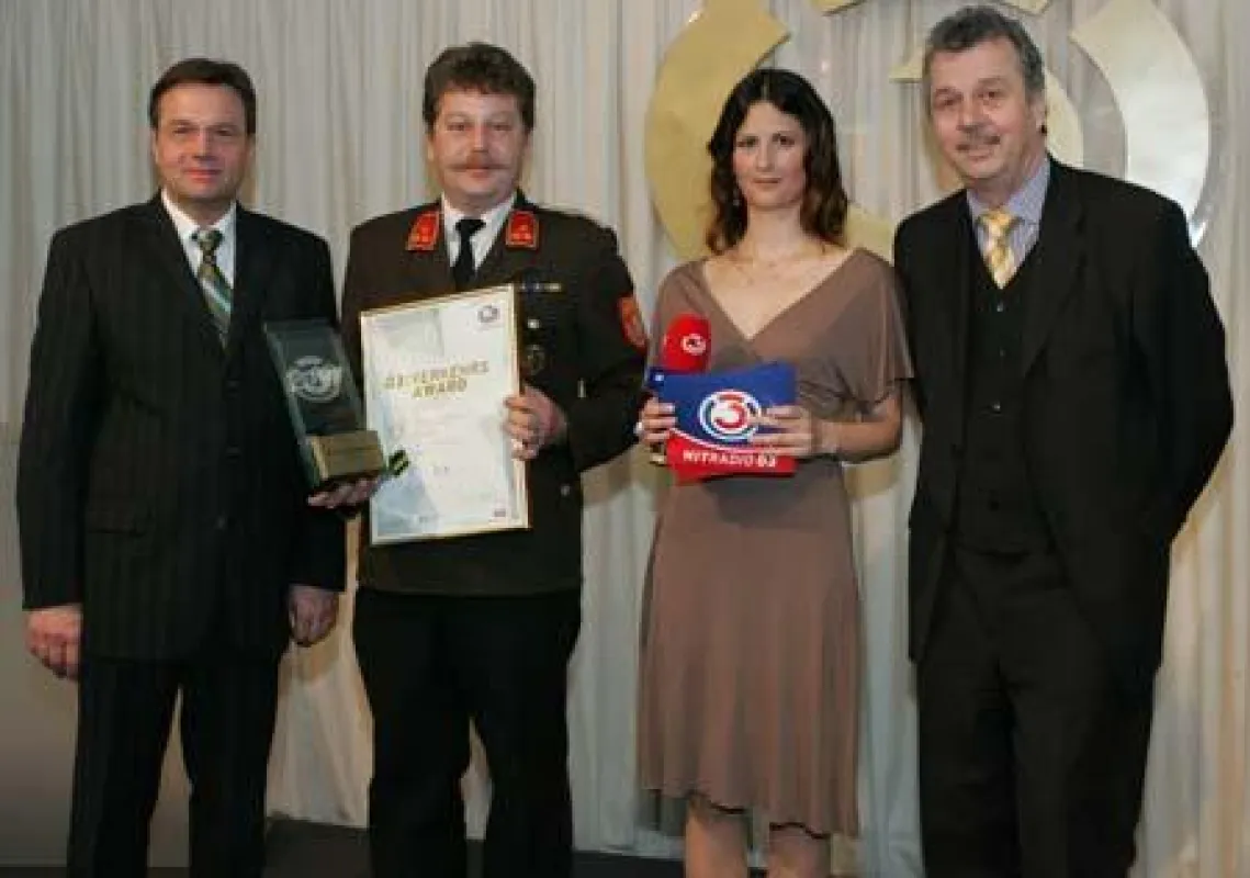 Feuerwehrkommandant Hönigschnabel bei der Überreichung des Awards