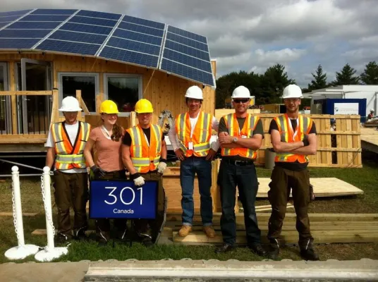 Team Calgary bekam Unterstützung durch das Counter Entropy Team beim Solar Decathlon 2011 Bild: Team Calgary bekam Unterstützung durch das Counter Entropy Team beim Solar Decathlon 2011