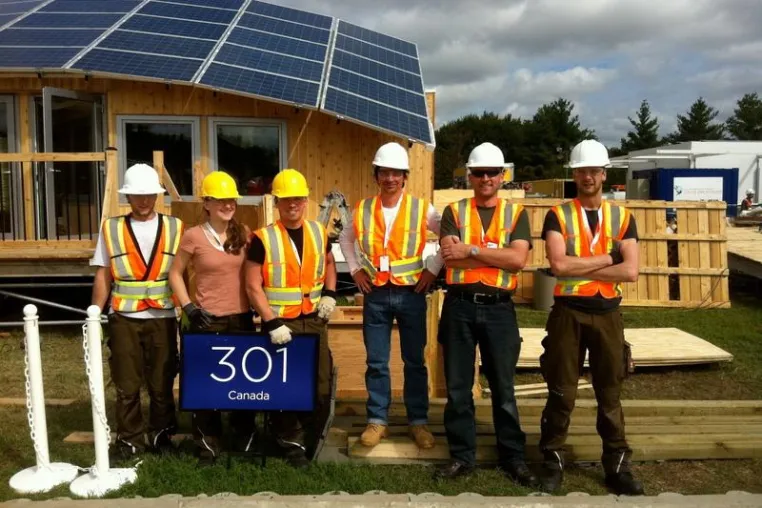 Bild: Team Calgary bekam Unterstützung durch das Counter Entropy Team beim Solar Decathlon 2011