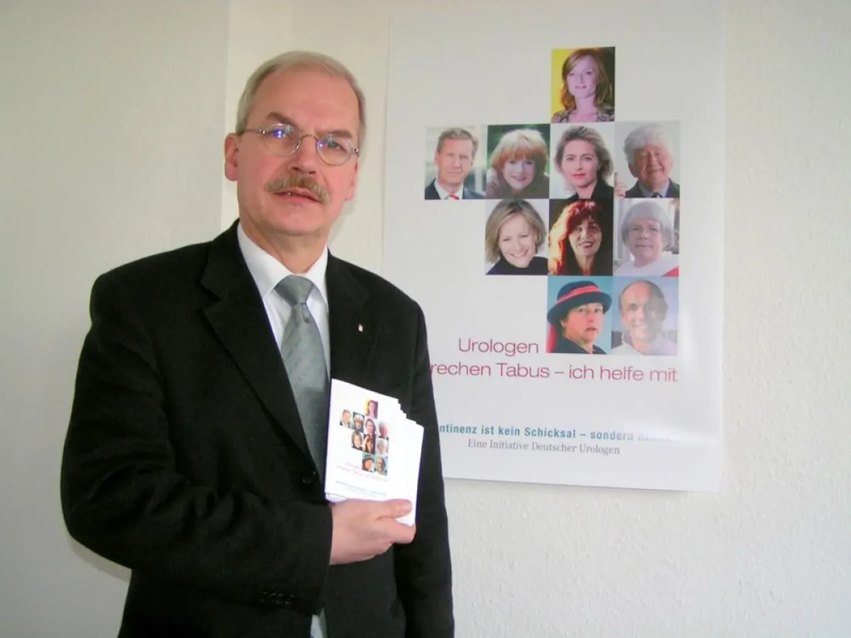 Dr. Martin Bloch aus Hamburg, Präsident des Berufsverbands der Deutschen Urologen e.V., mit den neuen Patientenbroschüren. Foto: Bettina Wahlers