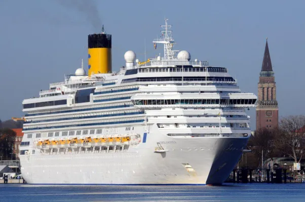 Bild: Herzlicher Empfang für Costa Pacifica in Kiel: Erste Ankunft eines Costa Schiffes in diesem Jahr