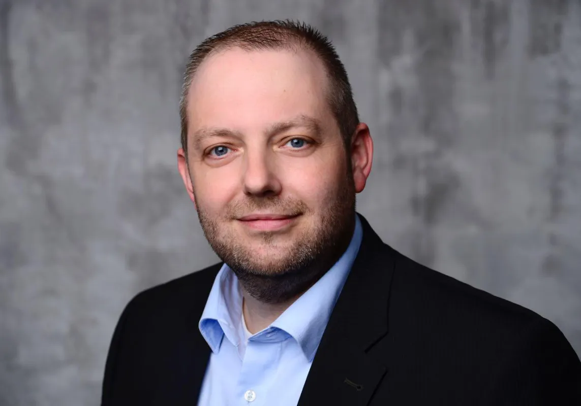Christian Davids überzeugt Unternehmen auf der FIBO von den Vorzügen der Health Collect.