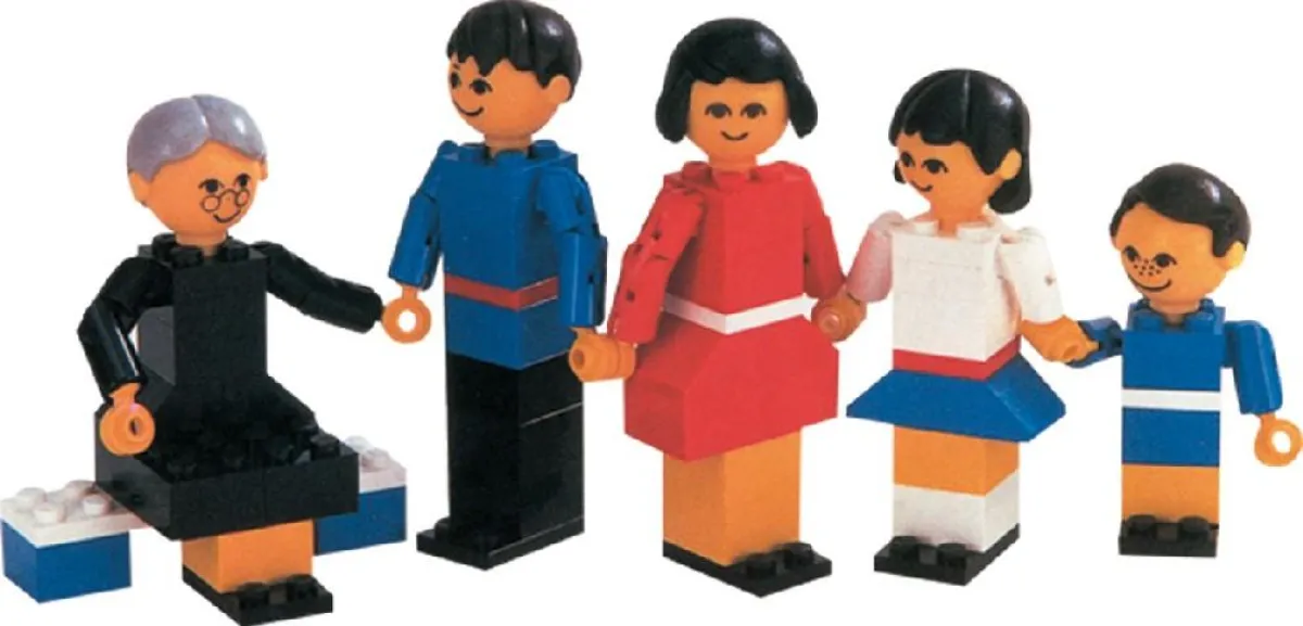 Vor 1978 waren die Minifiguren noch ein in einem anderen Maßstab: Heute sind die Standard LEGO Minifiguren so groß wie vier aufeinandergesteckte LEGO Steine.