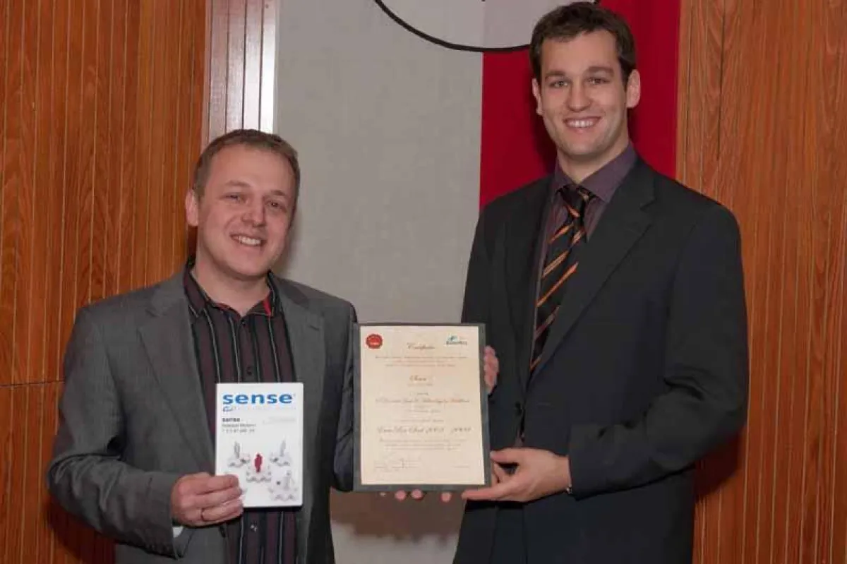 Alexander Hörbst (Leiter ProRec Austria) übergibt das EuroREC-Seal an den Leiter des eHealth-Bereichs der ITH icoserve ? Thomas Schabetsberger