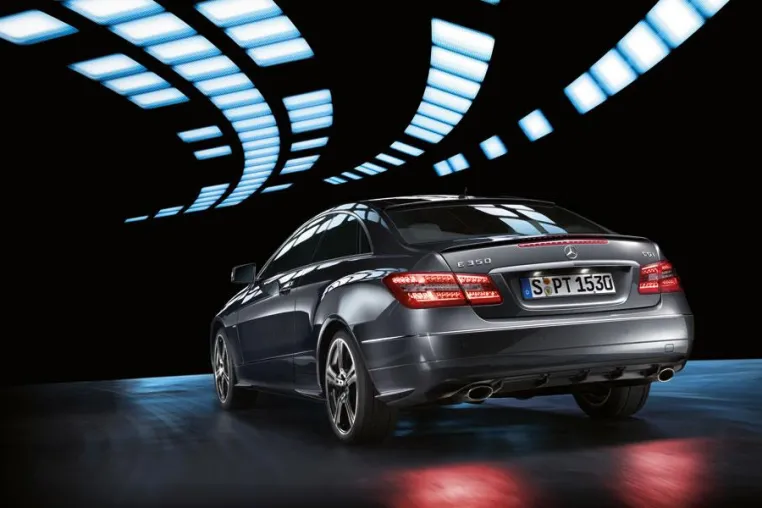 Bild: D'ART wirbt sportlich für Mercedes.