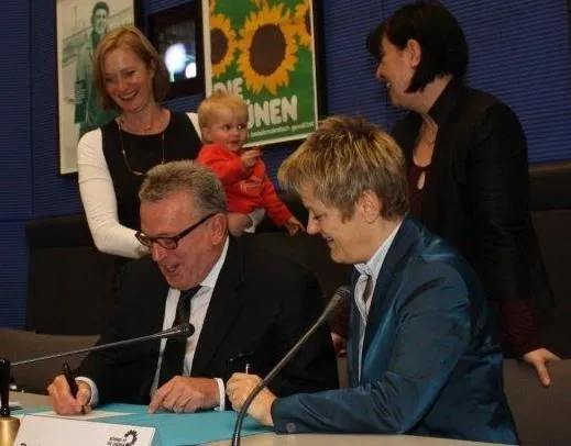 Künast und Sattelberger unterzeichnen Nürnberger Resolution für Frauenquote in Aufsichtsräten Bild: Künast und Sattelberger unterzeichnen Nürnberger Resolution für Frauenquote in Aufsichtsräten