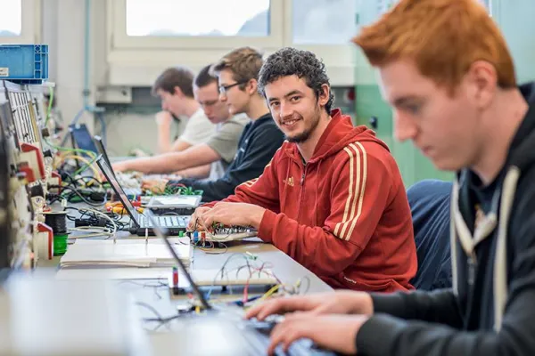 Bild: Magazin FOCUS kürt Ventilatorspezialisten ebm-papst - Beste Ausbildung im Bereich der Elektroindustrie