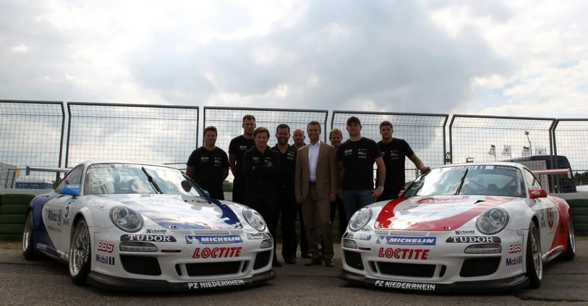 Ralf Schollenberger, Geschäftsführer der Allianz Autowelt GmbH und das Team der Schnabl Engineering GmbH & Co.KG.