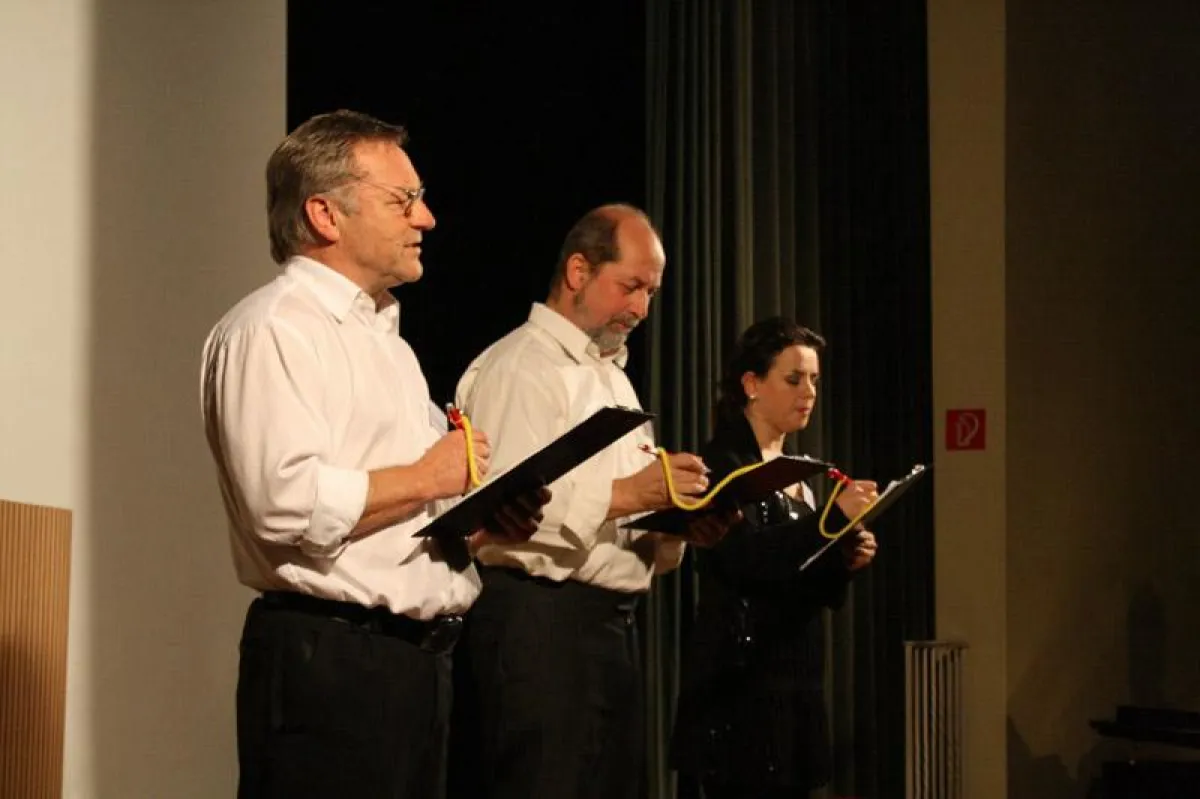 Bild (v.l.n.r.): Burkhard Damrau, Franziska Schneider und Dieter Richter vom „Kabarett Leipziger Pfeffermühle“ begeisterten die Zuschauer an der Hochschule Harz