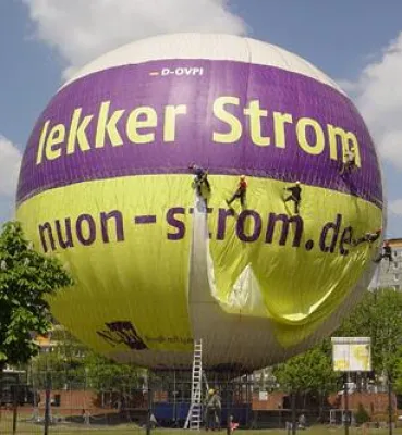 Bild: Nuon über Hamburg - Publicis Berlin schickt weltgrößten Gasballon für Energieanbieter in die Luft