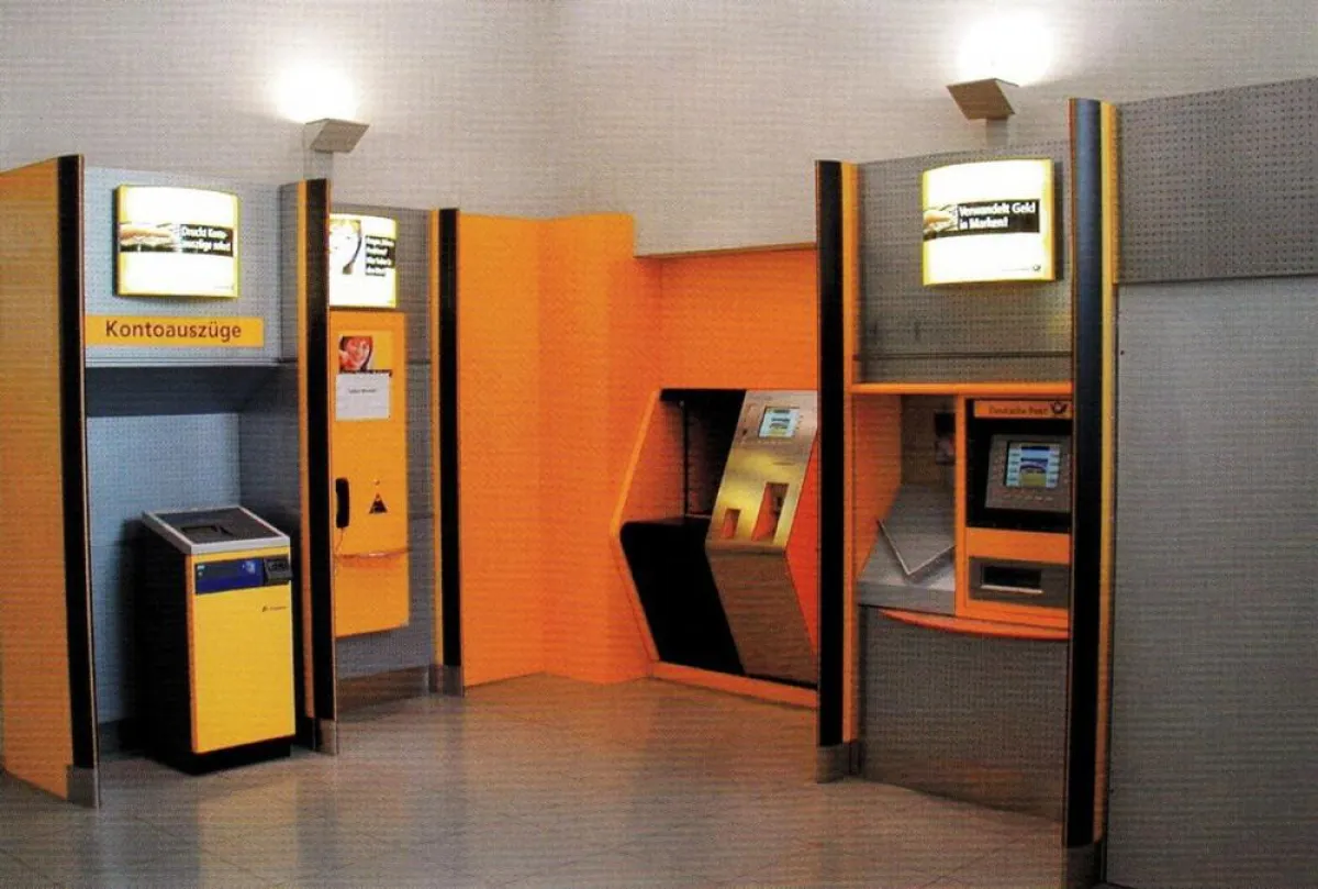 Showroom der Deutschen Post AG hinten rechts mit dem Paketannahmeautomaten von Crisplant