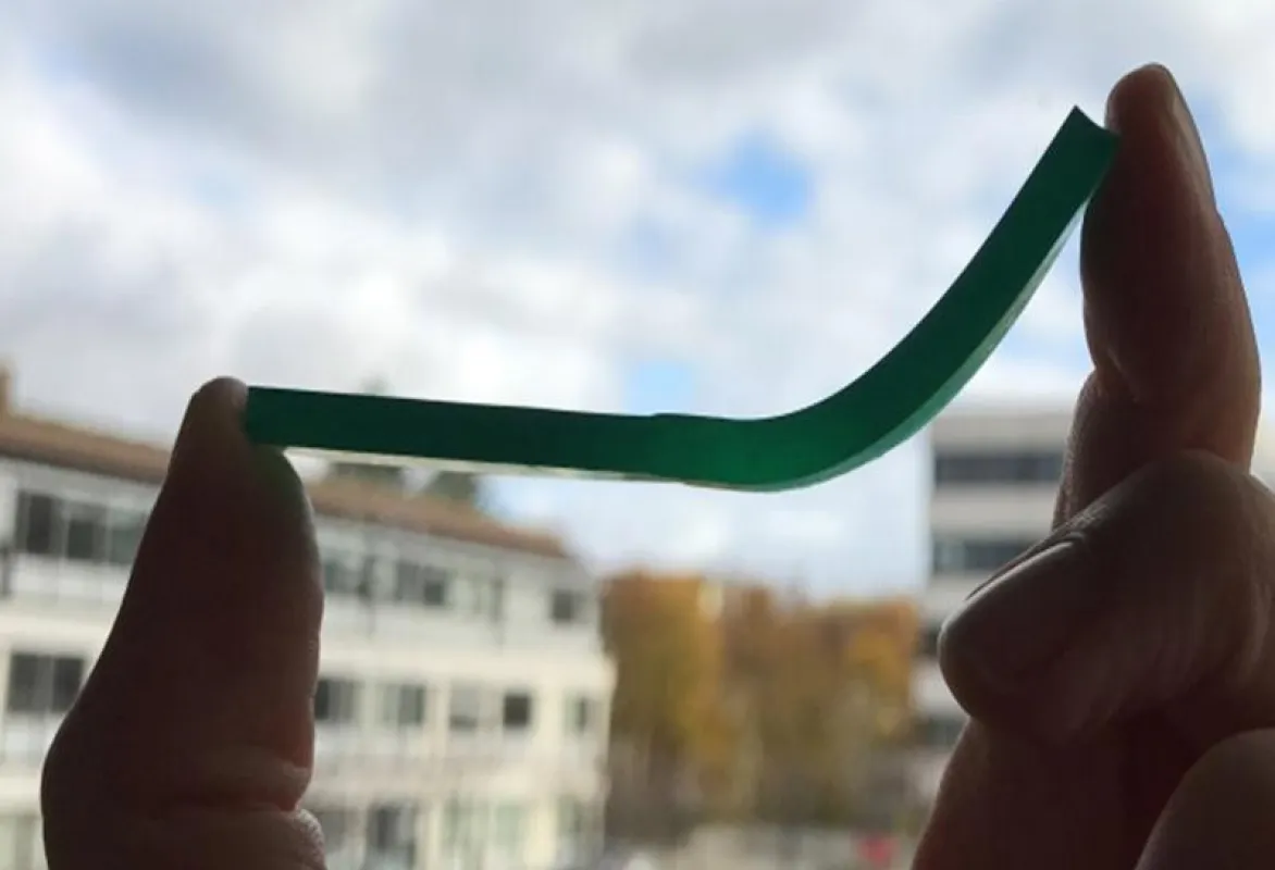Biegsam und hart in einem Stück: das neue Kunststoff-Metamaterial MetAK. (© Fraunhofer LBF)