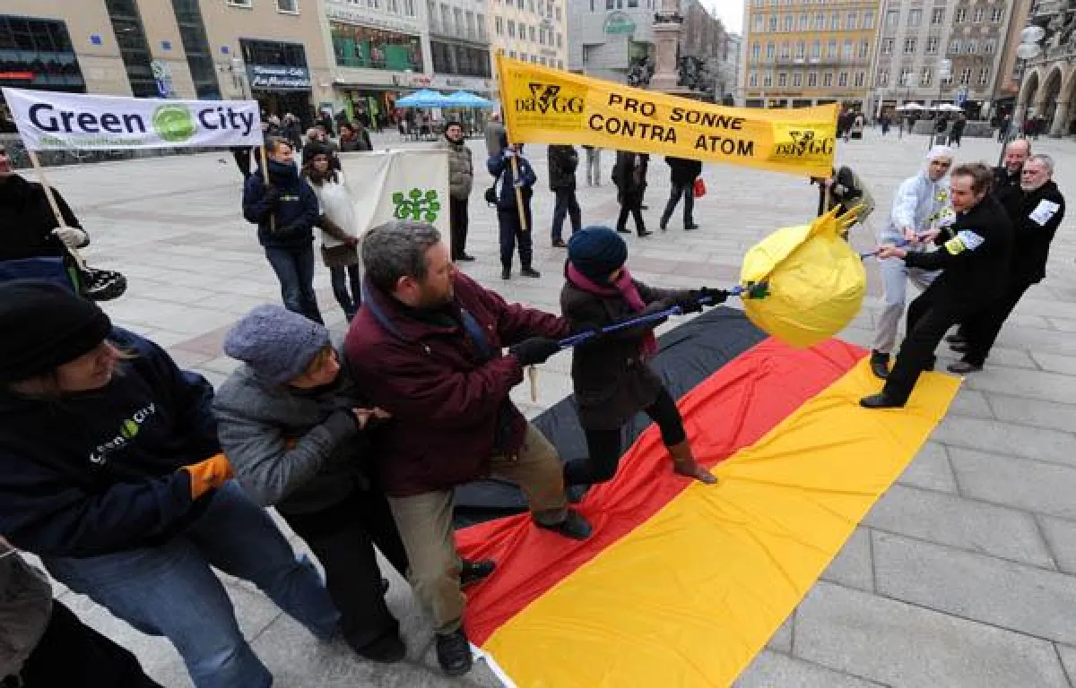 Das symbolische Tauziehen um die Vergütung der Sonnenenergie. Rechts die Lobbyisten aus Politik, Atom- und Kohleenergie, links Bürger, mittelständische Solardienstleister und Umweltschutzorganisatione