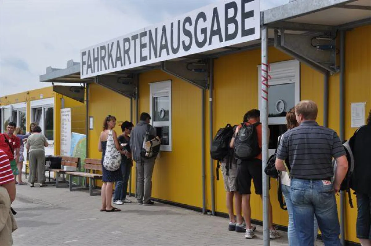 Das provisorische Fährhaus in Bensersiel: Auch die Fahrkartenausgabe wurde in einen ELA-Container verlegt.