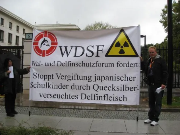 Bild: Delfinfleisch für Schulkinder - Trauerfeier vor japanischer Botschaft