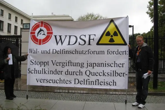 Bild: Delfinfleisch für Schulkinder - Trauerfeier vor japanischer Botschaft