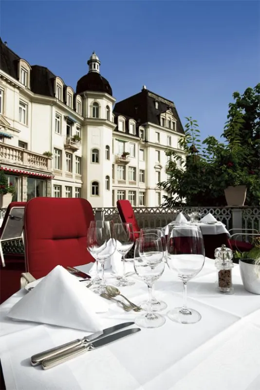Von der Sonnenterrasse des IBB Grandhotels Römerbad in Badenweiler hat man einen herrlichen Blick auf das Markgräflerland – und vielleicht auch auf das ein oder andere Osterei, das im Schlosspark vers
