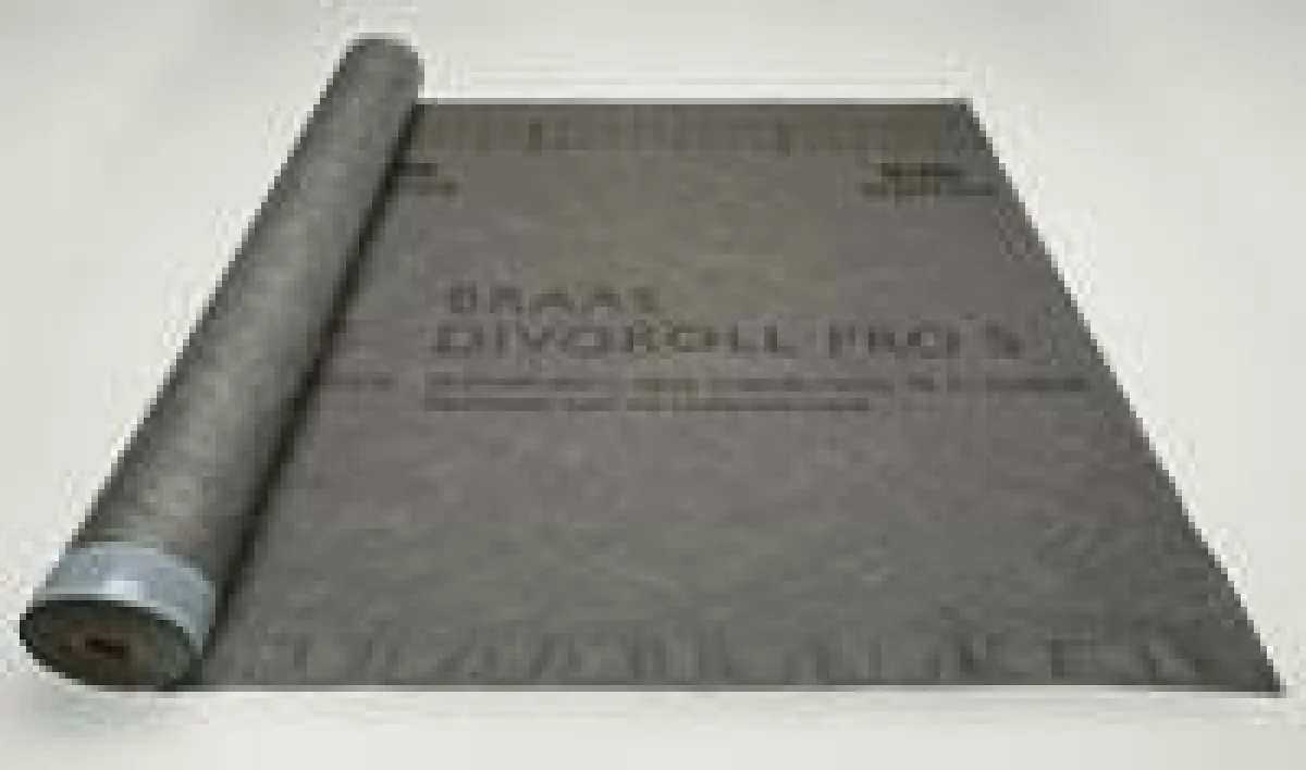 Die hochdiffusionsoffene Unterdeckbahn Braas Divoroll Pro S ist jetzt mit integriertem Klebestreifen für erhöhte Regensicherheit verfügbar