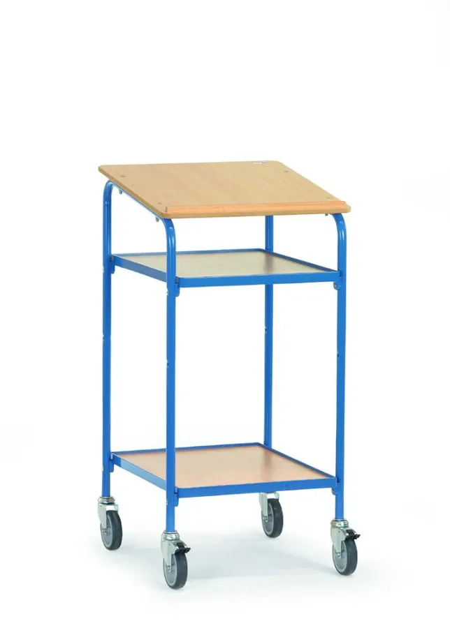 Mit den neuen Rollpulten 5834 und 5836 kombiniert fetra individuell verstellbare Böden mit einem mobilen, großen Schreibpult aus einer hochwertigen Holzwerkstoffplatte.