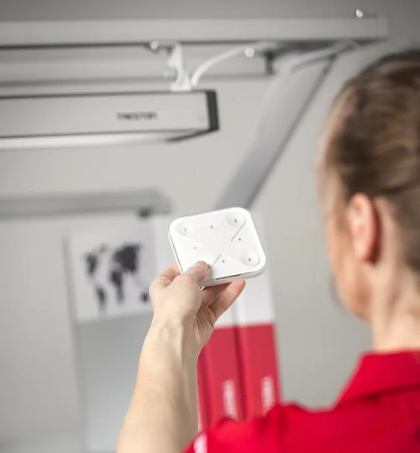 Einfache Steuerung per mobiler Casambi-App oder Fernbedienung. Bild: © Treston Deutschland GmbH