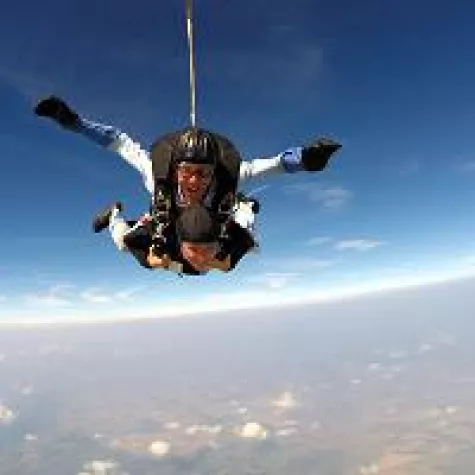 Bild: Fallschirmsprung zeigt: Mit der Reha zurück ins Leben