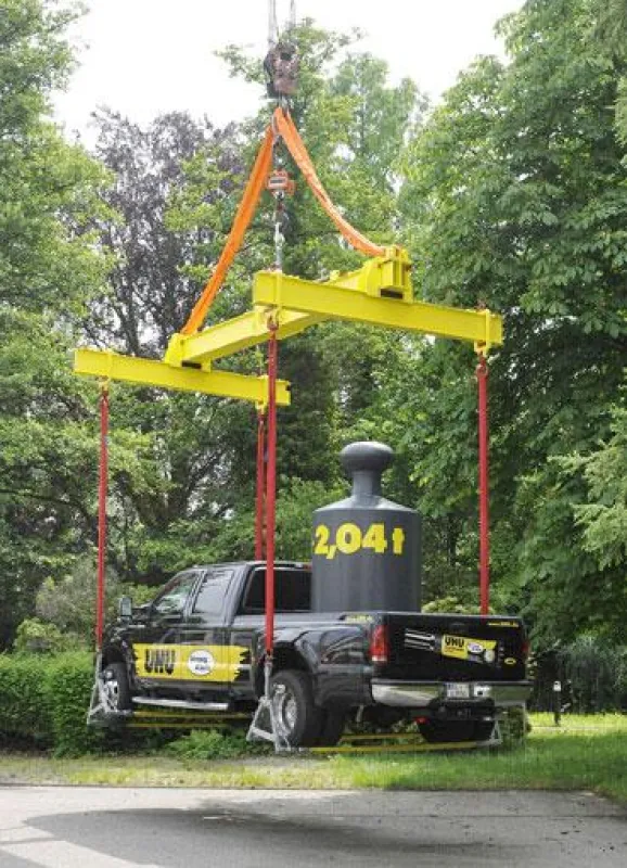 Unglaubliche 6.180 kg wurden nur von Klebstoff in der Luft gehalten.