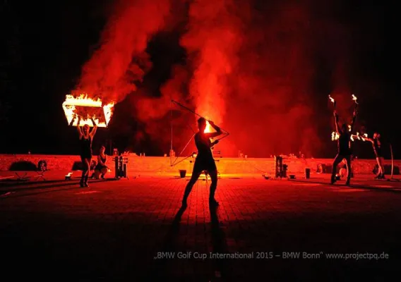 Bild: Brennendes Entertainment statt Osterfeuer im Wiesbadener Schlachthof