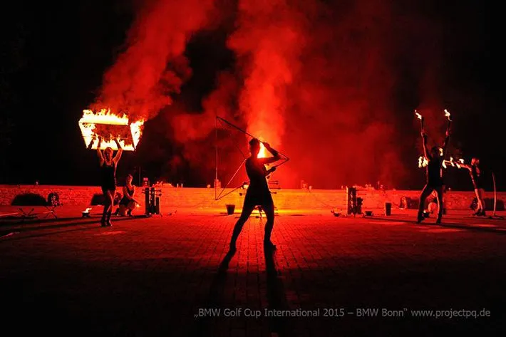 Bild: Brennendes Entertainment statt Osterfeuer im Wiesbadener Schlachthof