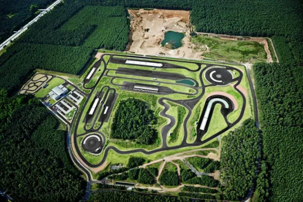 Engagement für den Mittelstand: ADAC Fahrsicherheitszentrum Berlin-Brandenburg vergibt den FLOTTI 2009 Bild: Engagement für den Mittelstand: ADAC Fahrsicherheitszentrum Berlin-Brandenburg vergibt den FLOTTI 2009