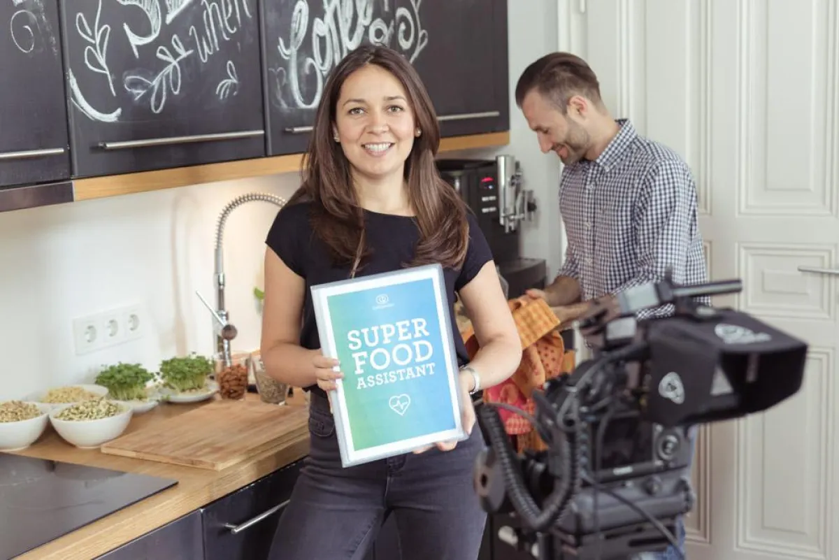 Mitgründerin Marina Zeisler mit dem entstehenden Superfood-Kochbuch
