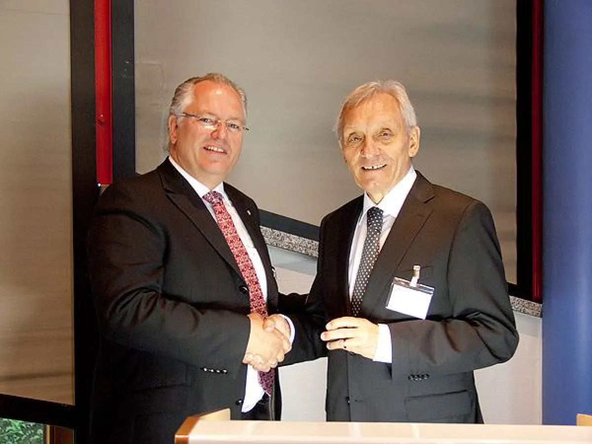 A.Coppenrath (li.) überreicht die ZDS-Ehrennadel an Gerhard Keller