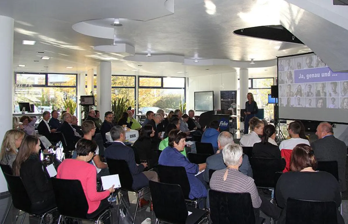 Die Gäste der Feha BüroArt verfolgen den Vortrag von Nicola Fritze