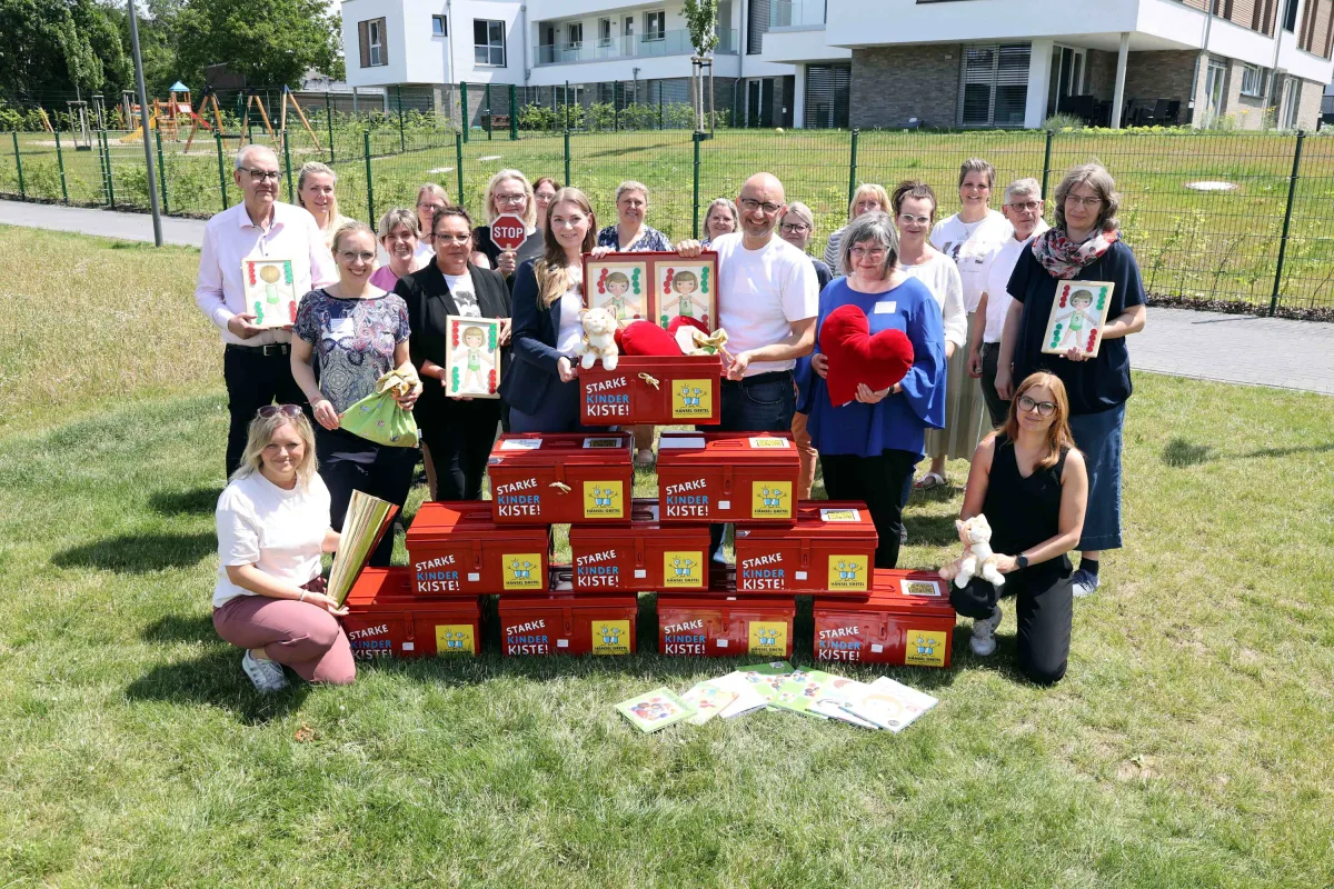 10 Starke Kinder Kisten hat Jerome Braun (Mitte) an Mönchengladbacher Kitas übergeben. (© © Stadt MG )