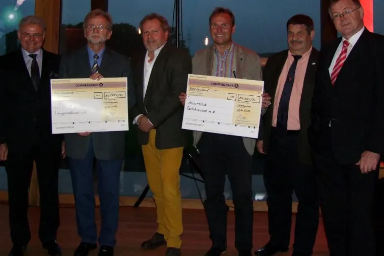 Bild: Zwei Gewinner beim Tantec-Spendenwettbewerb zur Förderung des Luftsports im Main-Kinzig-Kreis