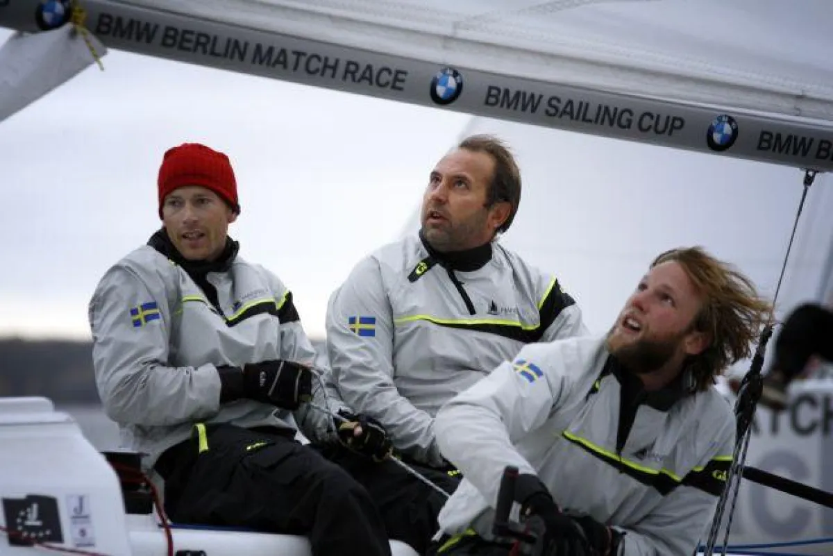 Der Schwede Björn Hansen (m.) ist nach der Vorrunde auf Platz 1