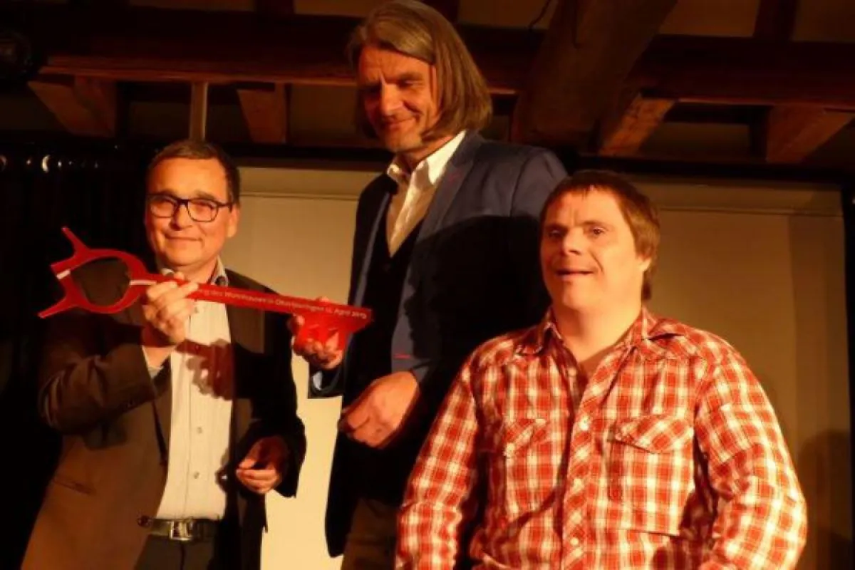 Symbolische Schlüsselübergabe: für das Wohnhaus, aber auch für die Inklusion in der Gemeinde