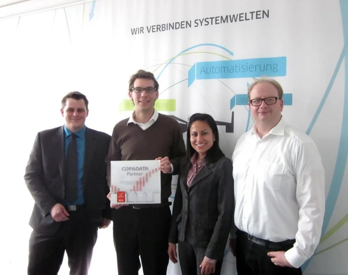 Partner Trophy wurde an neogramm überreicht. (v.l. Christoph Musiol, Philipp Hüthwohl, Isabel Zambra