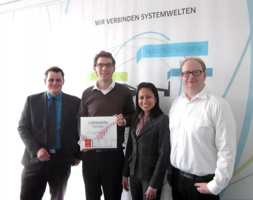 Bild: Integrationspartnerschaft ist perfekt. Copa-Data überreicht neogramm die Partner Trophy.