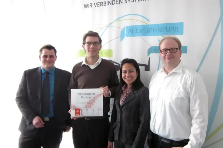 Bild: Integrationspartnerschaft ist perfekt. Copa-Data überreicht neogramm die Partner Trophy.