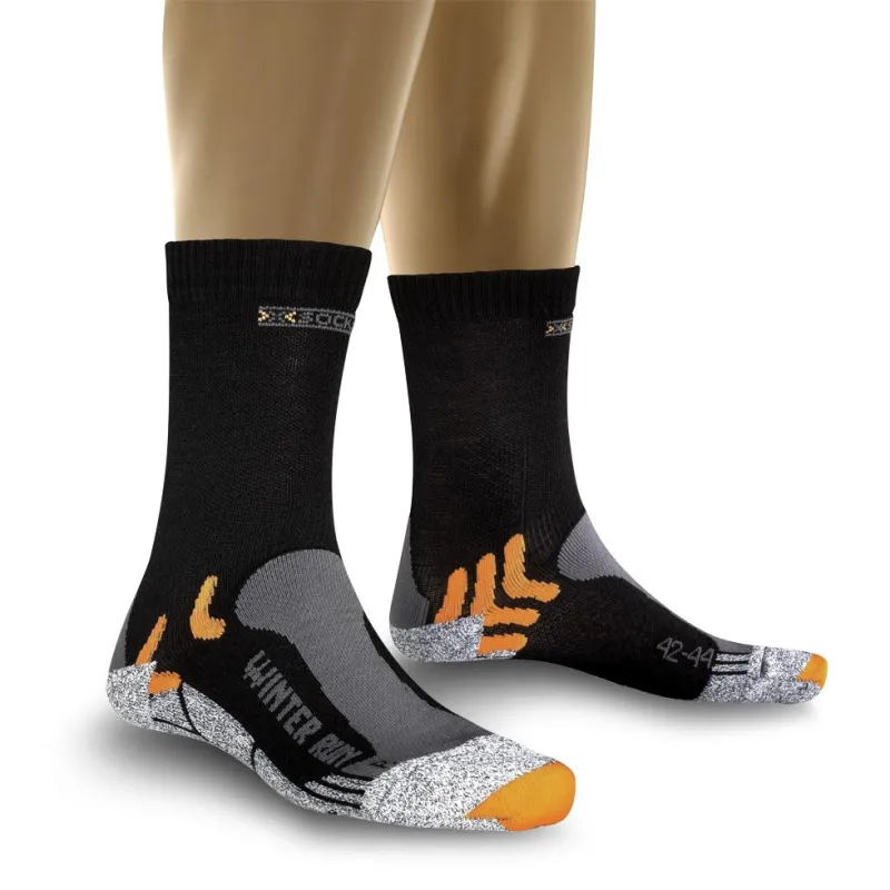 Die Laufsocke X-Socks °Winter Run“ mit Mrinowolle und Silberfußbett hält Läuferfüße auch bei Eis und Schnee warm und trocken.