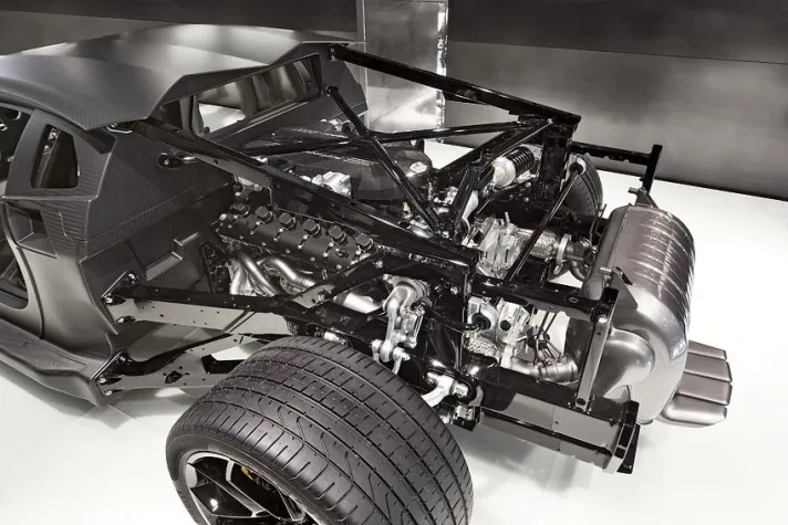 Bild: MKT AG baut Exponat für Lamborghini