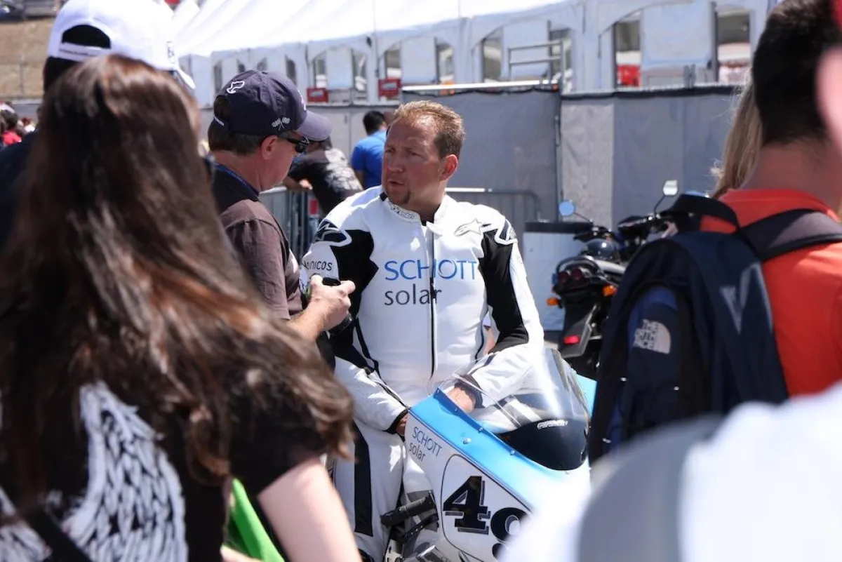 MÜNCH-Fahrer Himmelmann nach dem Rennen umringt von Journalisten.